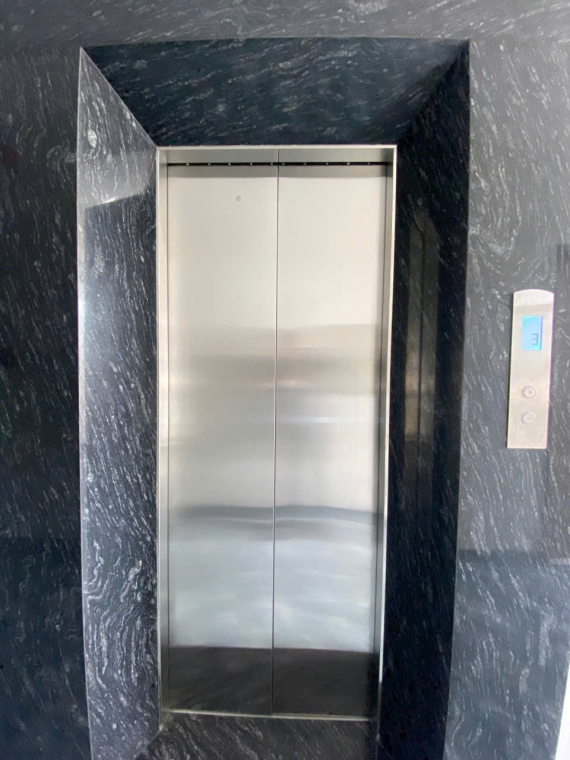 Thang Máy Mở Cửa Tự Động 